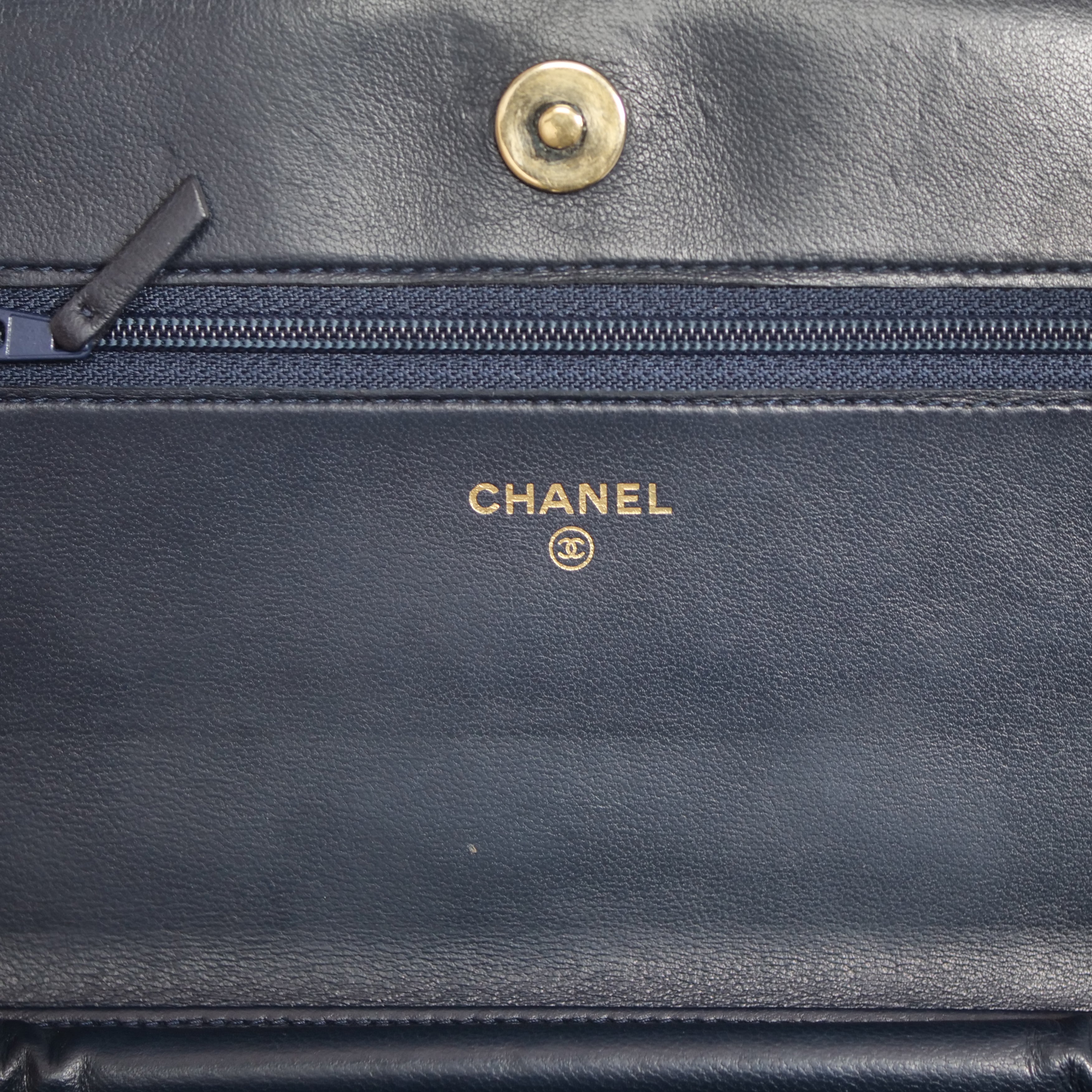 CHANEL Boy Chanel V-Stitch Lambskin Chain Wallet Navy