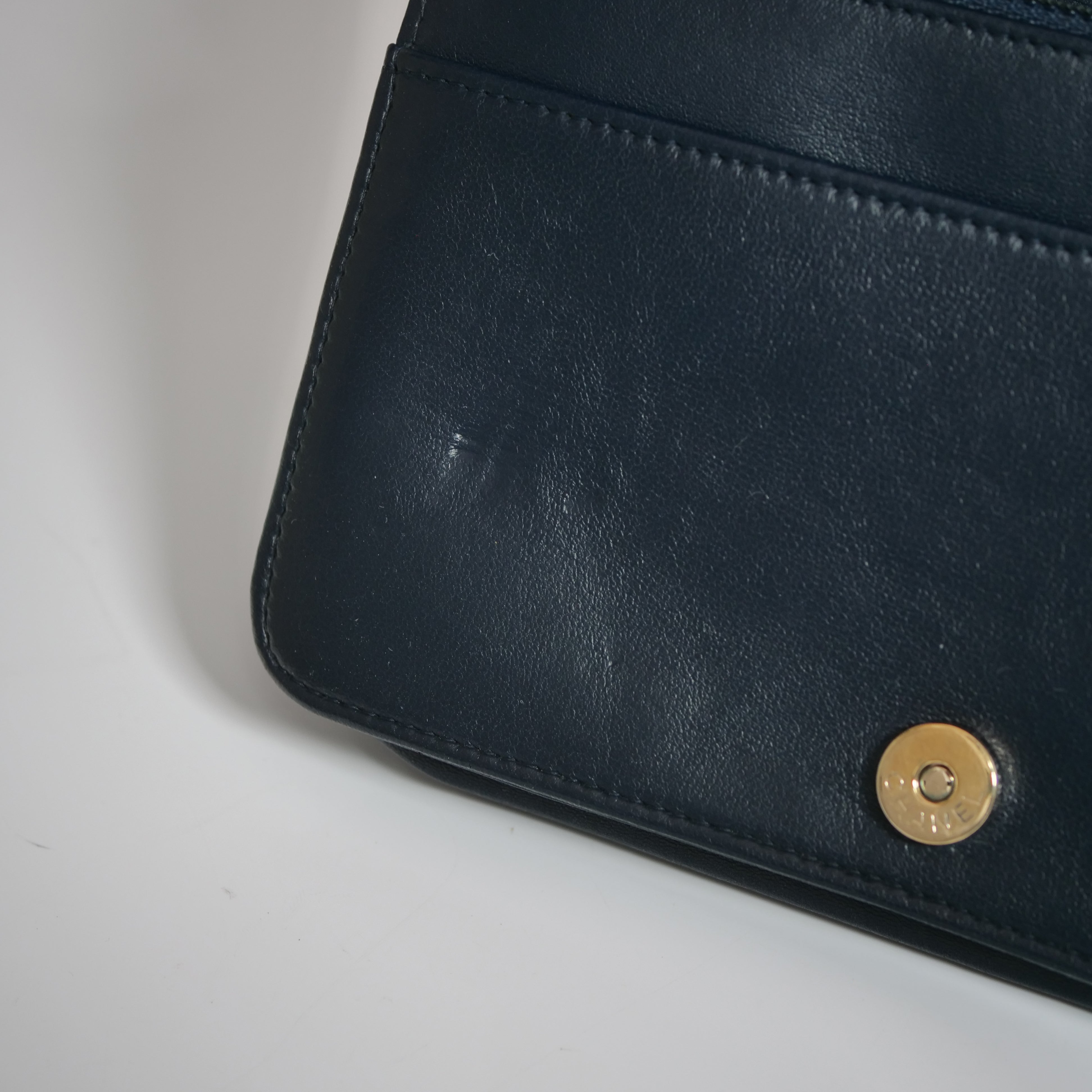 CHANEL Boy Chanel V-Stitch Lambskin Chain Wallet Navy