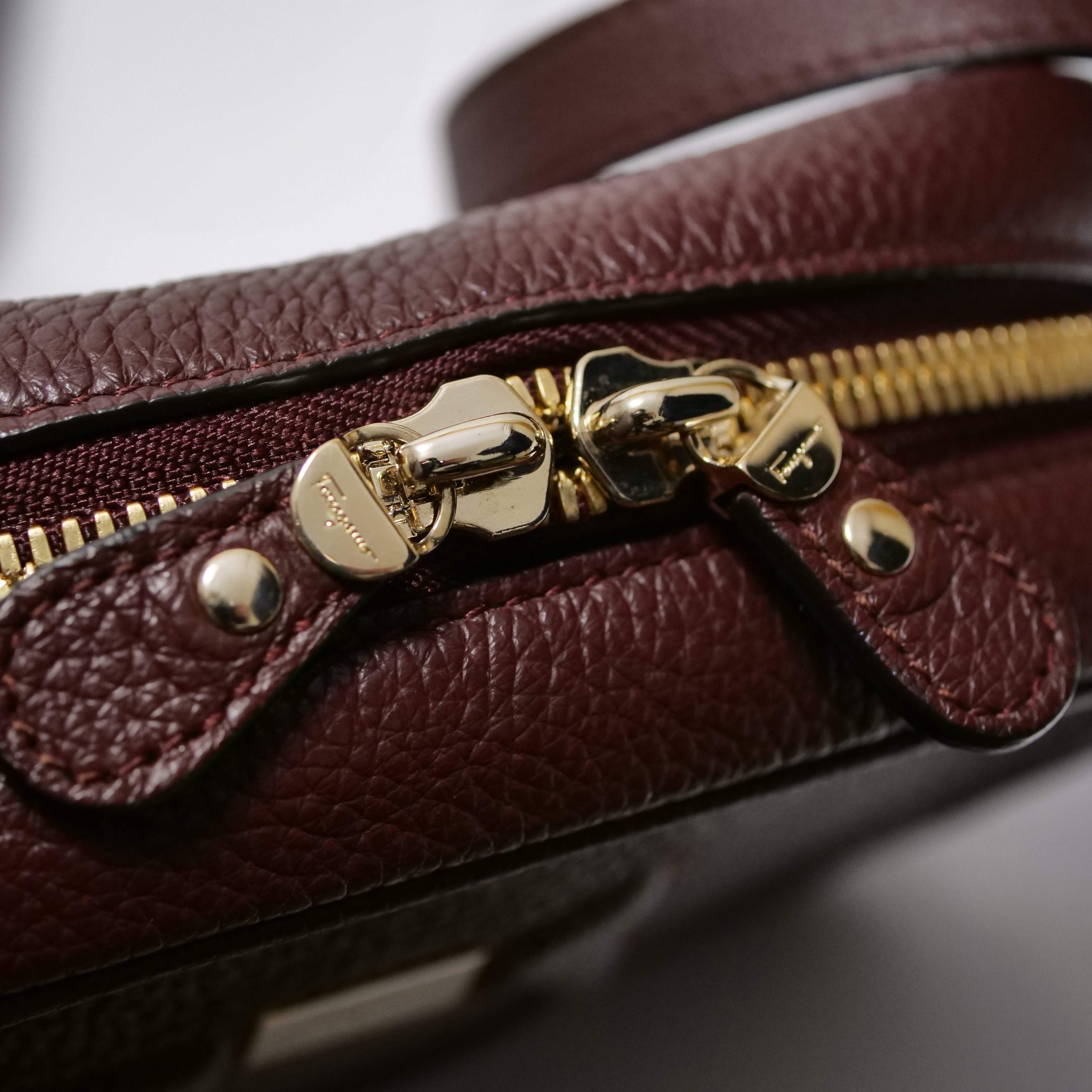 SALVATORE FERRAGAMO Gancini City Shoulder Bag Bordeaux Leather