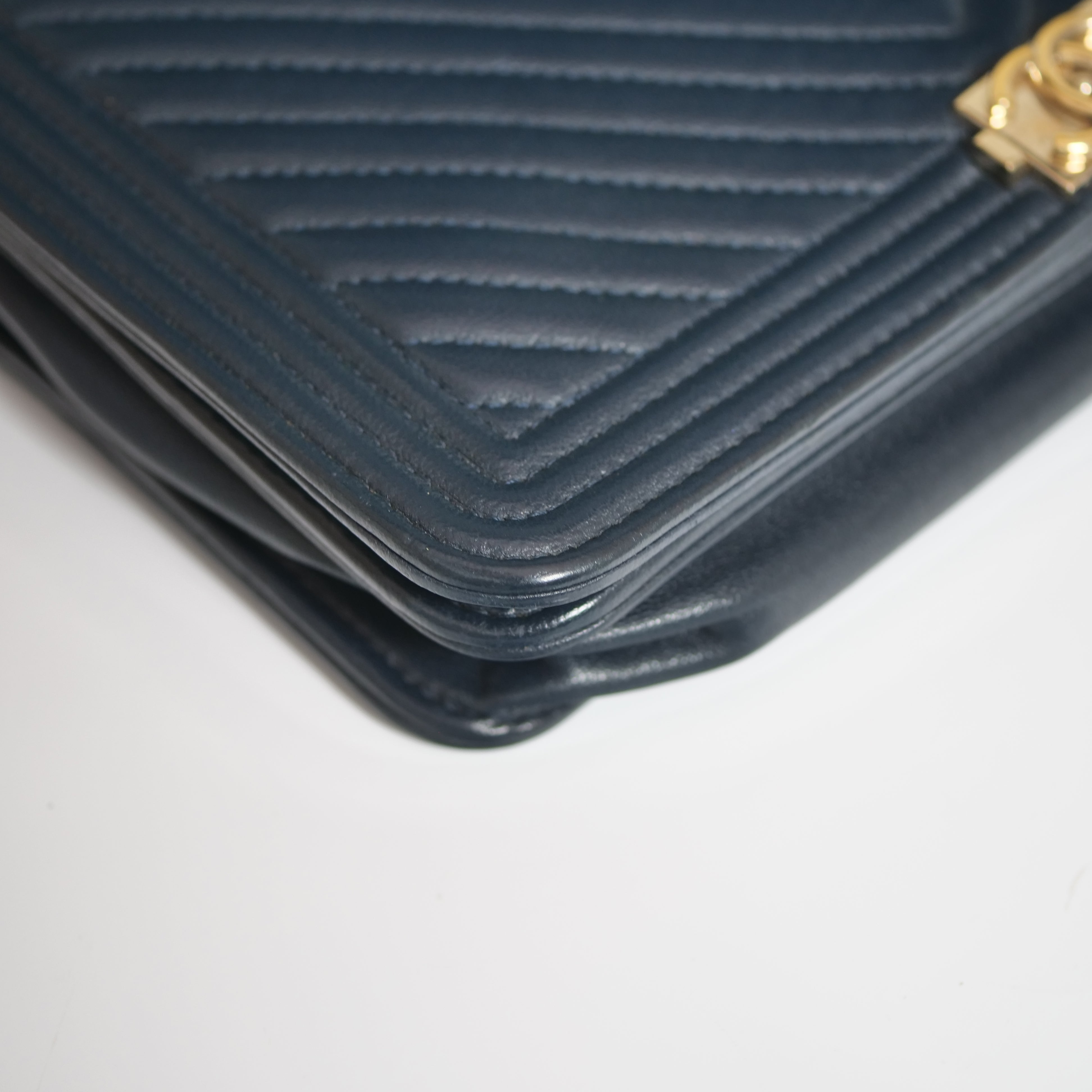 CHANEL Boy Chanel V-Stitch Lambskin Chain Wallet Navy