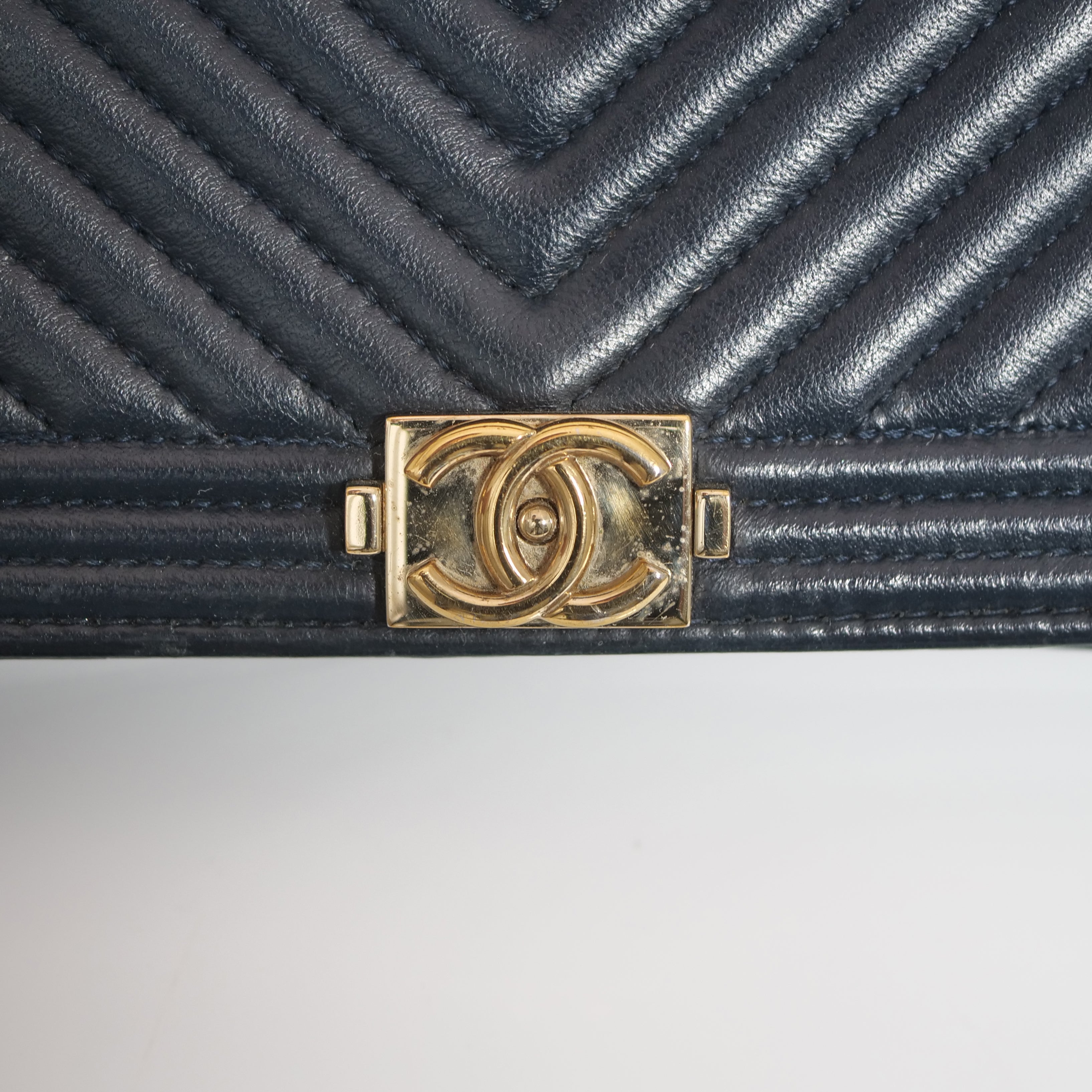 CHANEL Boy Chanel V-Stitch Lambskin Chain Wallet Navy