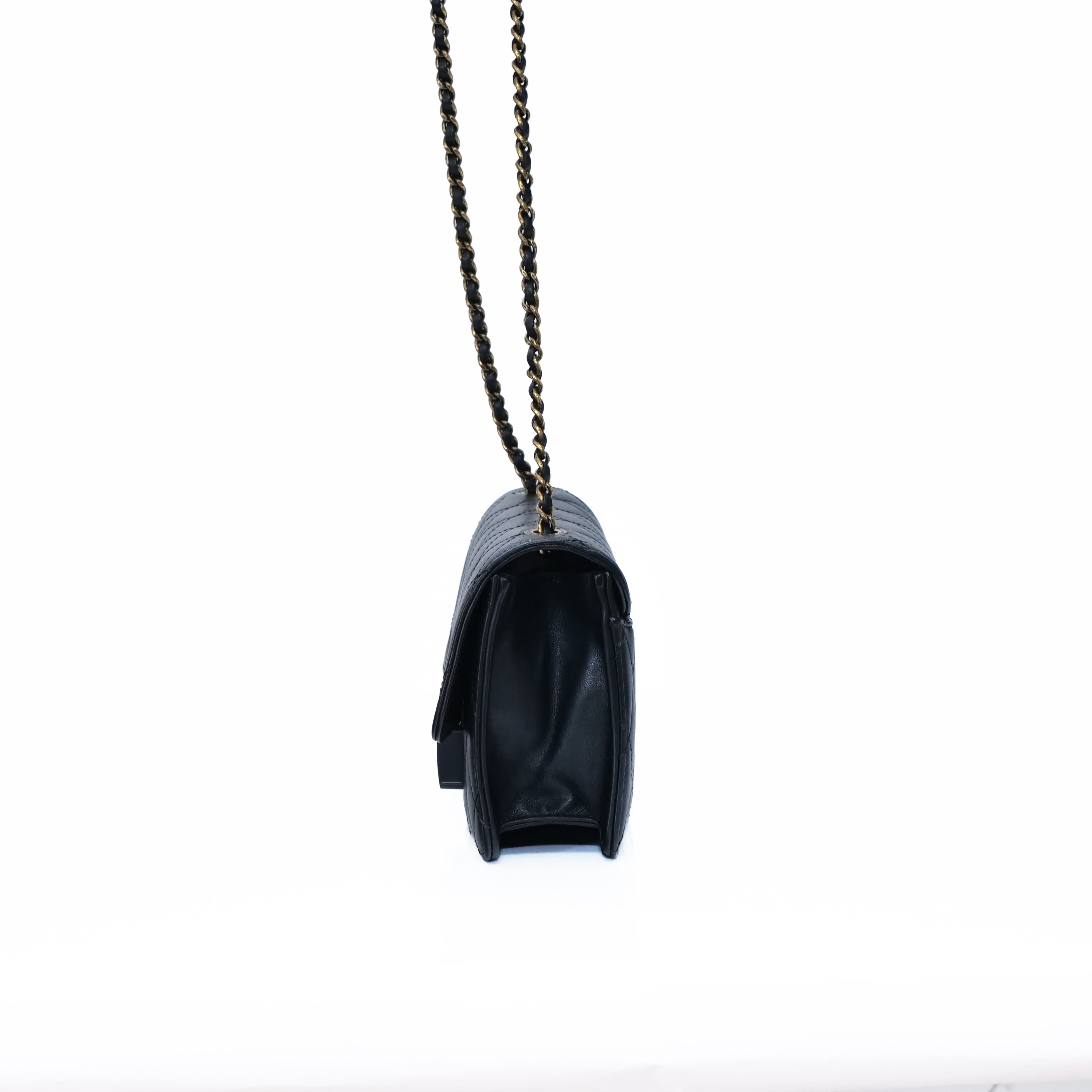 CHANEL Beauty Lock Chain Shoulder Bag